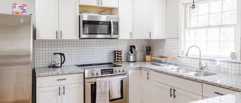 Réfrigérateur, four à micro-ondes, un four, surface de cuisson