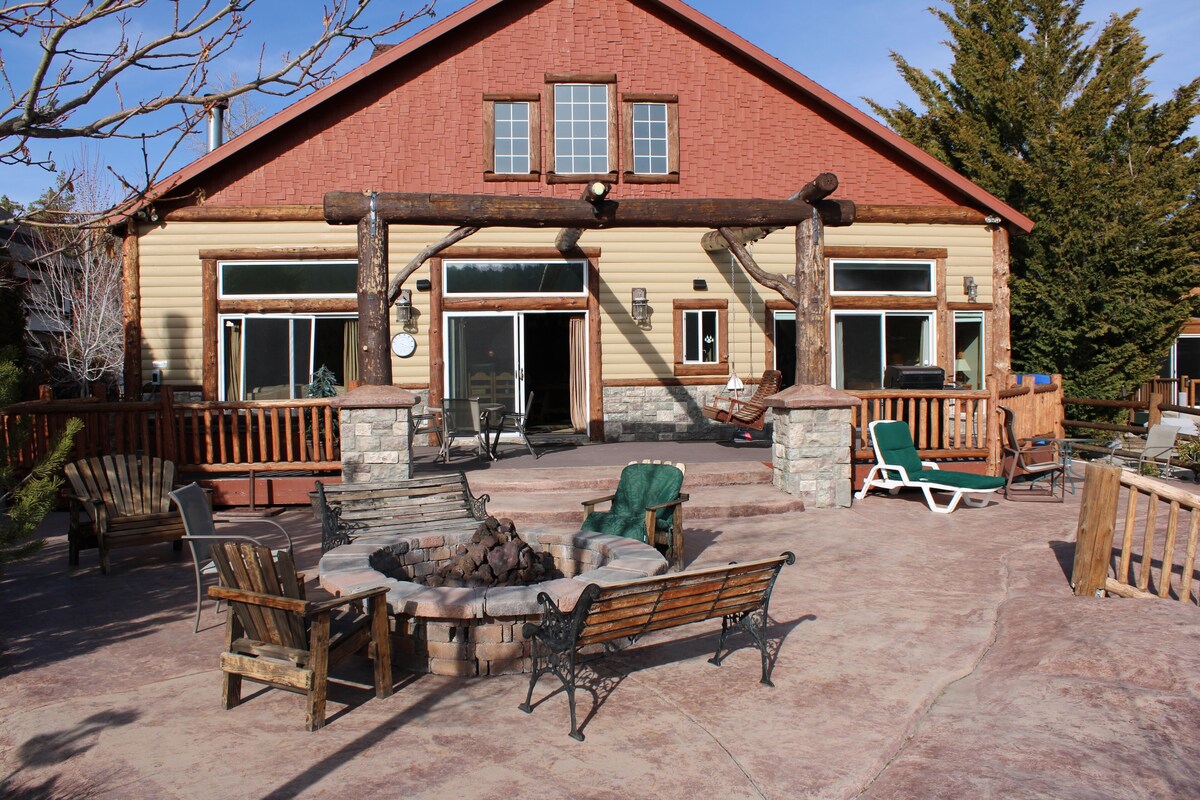 Boulder Bay Lakefront. Dock, hot tub, BBQ, fire pit. 2000 sq ft outdoor backyard