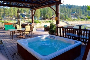 Outdoor dining - Boulder Bay Lakefront. Dock, hot tub, BBQ, fire pit, pool table. Large backyard. (Big Bear Lake)