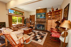 Smart TV, chimenea, reproductor de DVD y estéreo 