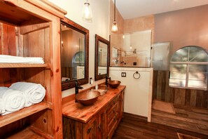 Badewanne, Haartrockner, Handtücher, Seife