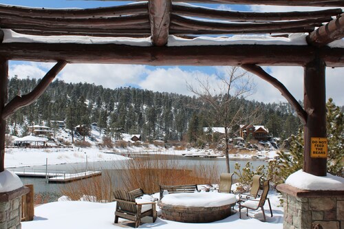 Boulder Bay Lakefront. Dock, hot tub, BBQ, fire pit, pool table. Large backyard.