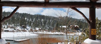 Boulder Bay Lakefront. Dock, hot tub, BBQ, fire pit, pool table. Large backyard.