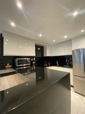 Refrigerador, microondas, parrilla de estufa y cafetera y tetera 