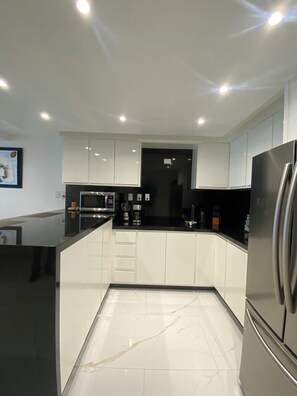 Kühlschrank, Mikrowelle, Herdplatte, Wasserkocher mit Kaffee-/Teezubehör