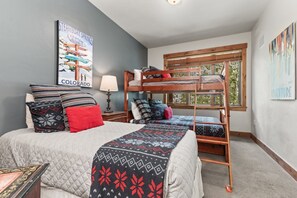 4 bedrooms, iron/ironing board, WiFi, bed sheets - Penthouse Level + A/C! - Covered Deck, Outdoor Pool, Hot Tubs, Grill Area (Steamboat Springs)