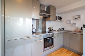 Réfrigérateur, micro-ondes, four, lave-vaisselle