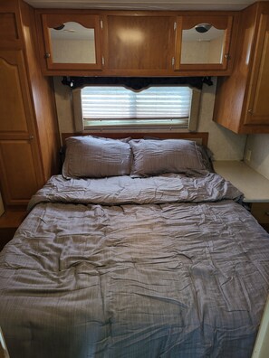 Room - Cozy RV - Apple Orchard, On the broad river! Kid friendly! Very Clean!  (Black Mountain)