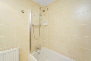 Baignoire, sĂšche-cheveux, serviettes fournies