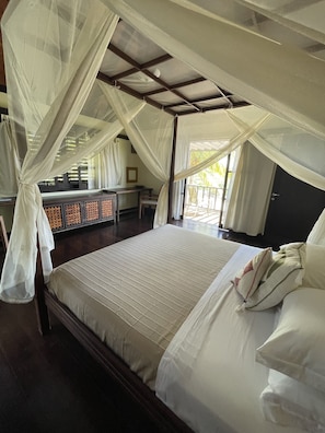 Um quarto com uma cama, uma escrivaninha e uma cadeira.