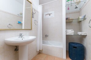 Baignoire, sĂšche-cheveux, serviettes fournies