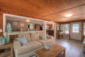 Smart TV, books - 3 bedroom Farmhouse on the River (Spring Hill)