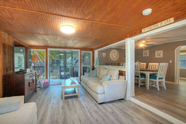 Smart TV, books - 3 bedroom Farmhouse on the River (Spring Hill)