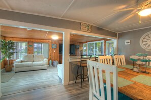 Smart TV, books - 3 bedroom Farmhouse on the River (Spring Hill)