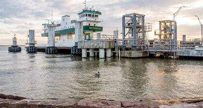 Spacious 4 bdr house w/ RV hookup, on beach access road
