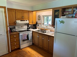 Kjøleskap, mikrobølgeovn, ovn og kokeplater