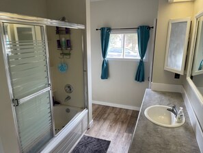 Combined shower/bathtub, towels, soap, toilet paper - Cozy, modern cottage lots of space, perfect waterfront for swimming / water fun! (Barry's Bay)