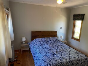 3 bedrooms, free WiFi, bed sheets - Cozy, modern cottage lots of space, perfect waterfront for swimming / water fun! (Barry's Bay)