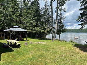 Outdoor dining - Cozy, modern cottage lots of space, perfect waterfront for swimming / water fun! (Barry's Bay)