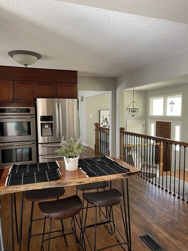 SWIMMING POOL/HOT TUB/FIRE PIT/MOUNTAIN VEWS ON SIX ACRES