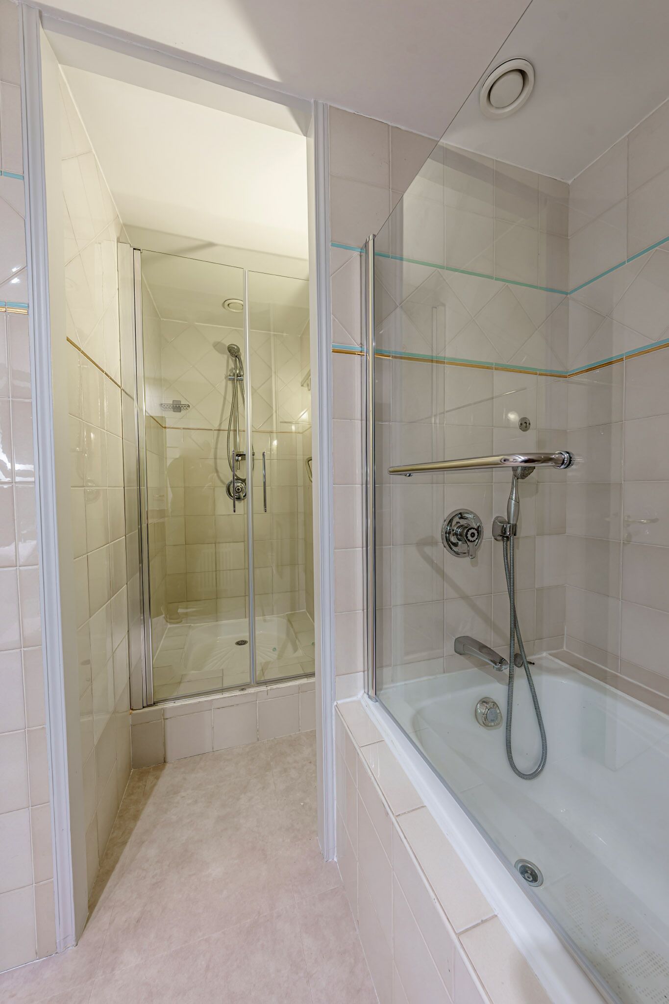 deluxe double room, ensuite | bathroom | slippers