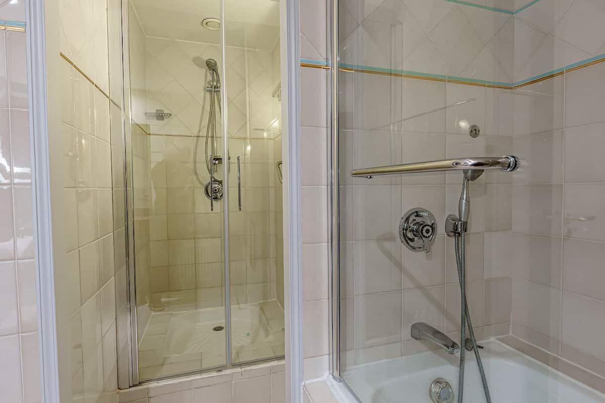 deluxe double room, ensuite | bathroom | slippers