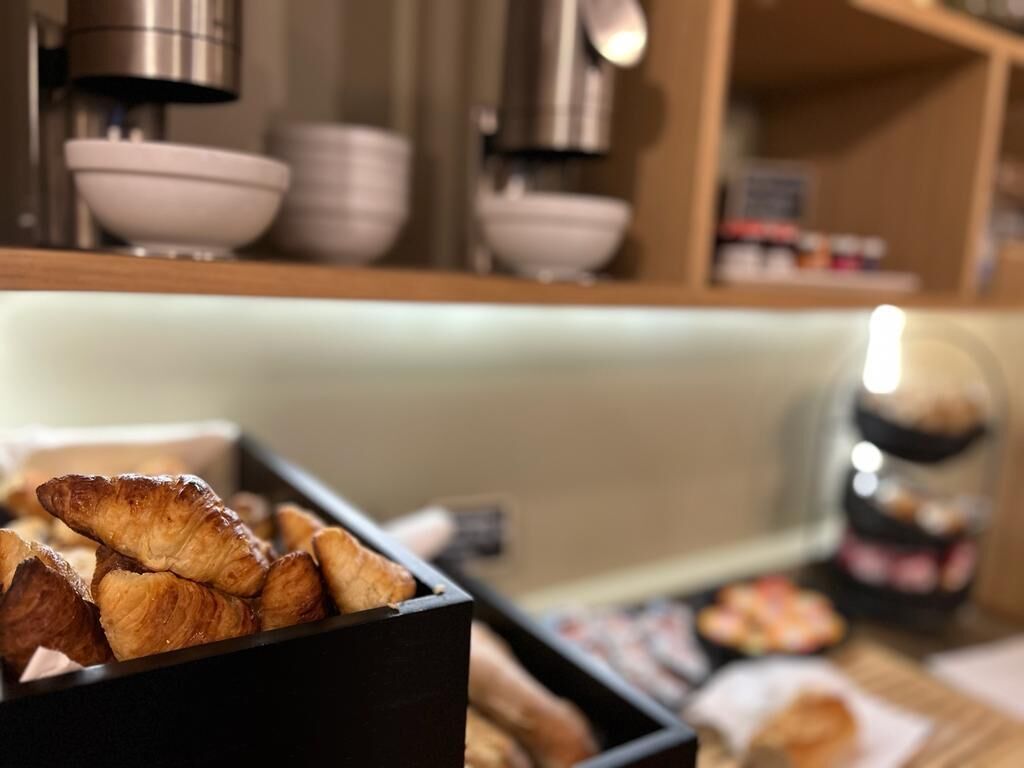 Un buffet de petit-déjeuner avec des croissants et d’autres viennoiseries.