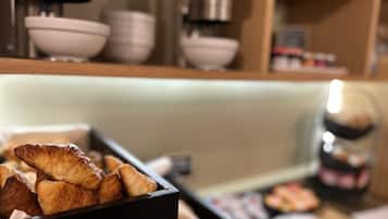 Un buffet de petit-déjeuner avec des croissants et d’autres viennoiseries.