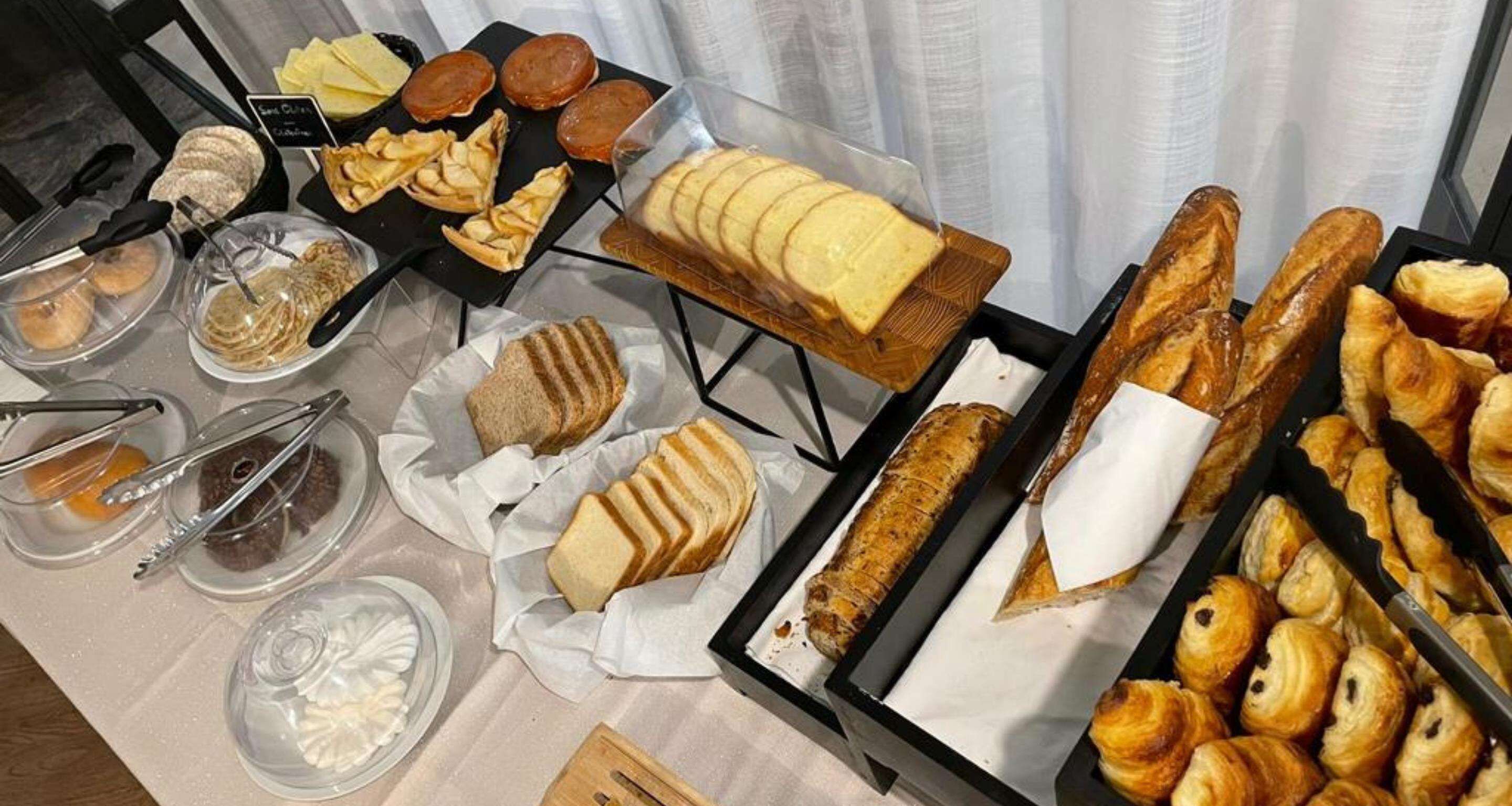 每日供应自助式早餐（每人 EUR 16）