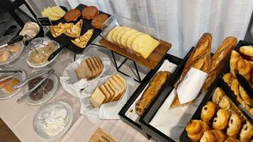 Petit déjeuner buffet (16 EUR par personne)