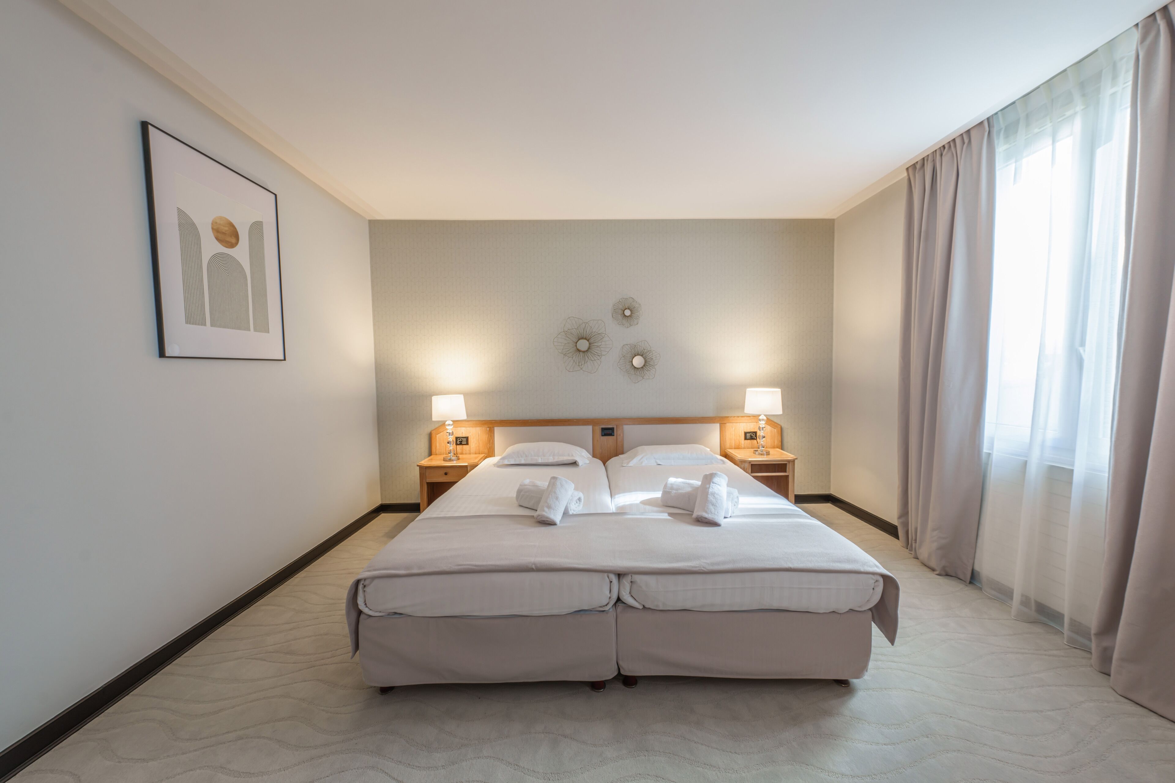 Standard Room, 1 King Bed, Non Smoking | Soundproofing, travel cot, bed sheets