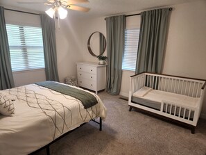 4 habitaciones, tabla de planchar con plancha y cuna de viaje 