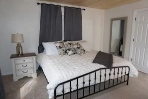4 chambres, fer et planche à repasser, lit de bébé portatif