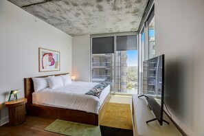 2 bedrooms, iron/ironing board, Internet, bed sheets - Historic Rainey Street sky-high condo with amazing views & rooftop pool (Austin)