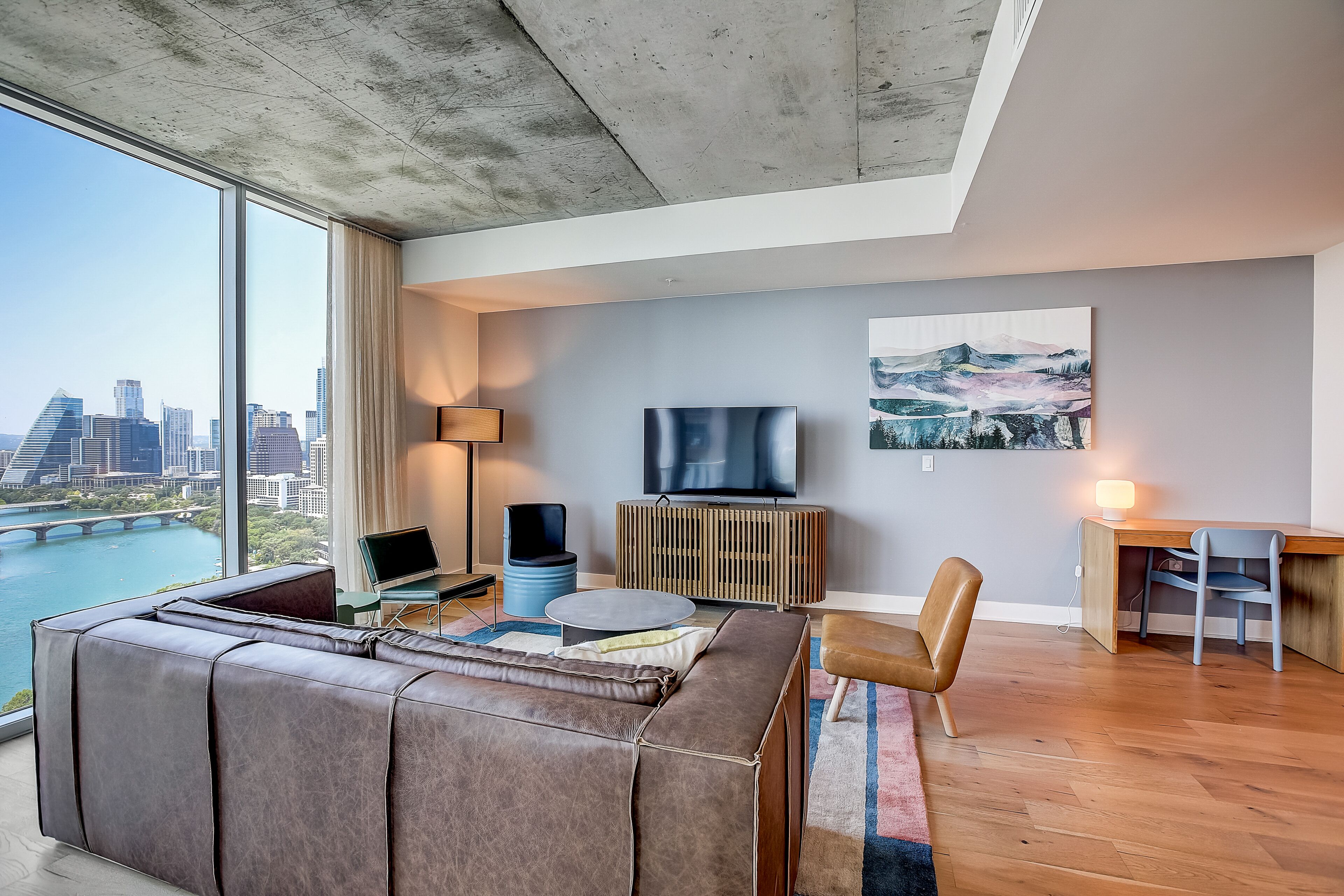 Historic Rainey Street sky-high condo with amazing views & rooftop pool