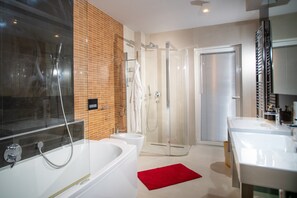 Badewanne, Haartrockner, Handtücher