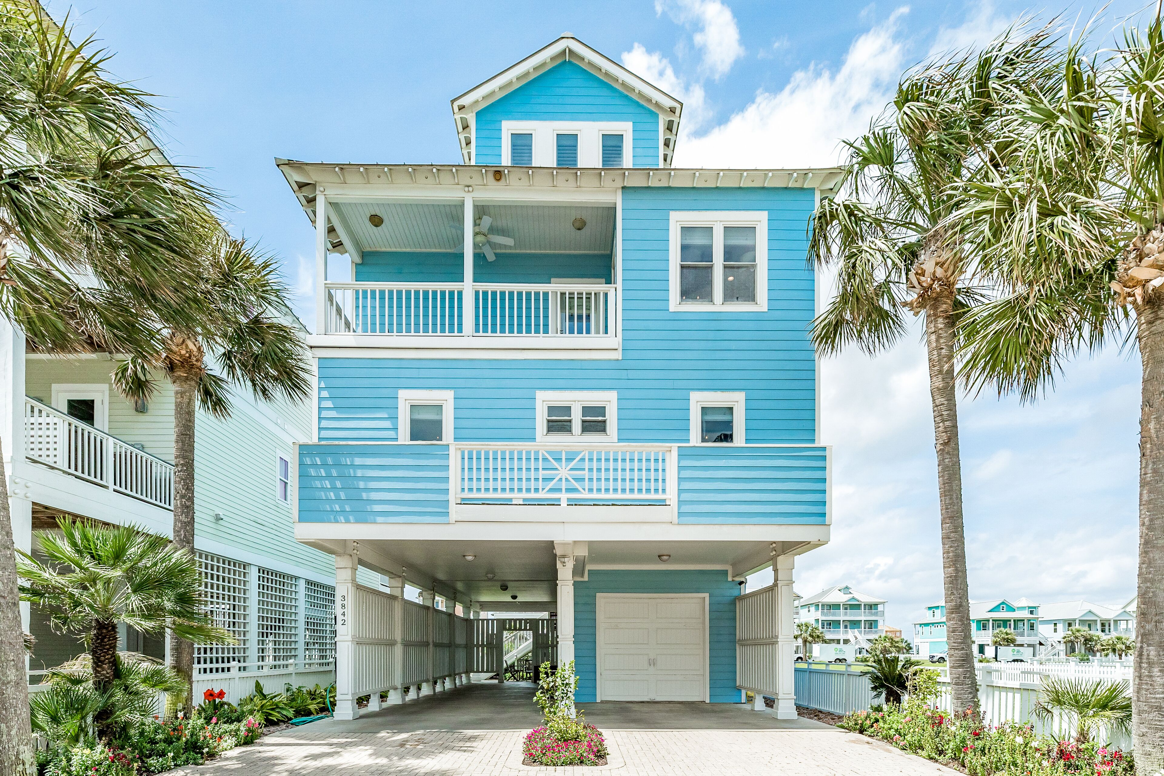 Fantastic coastal oasis with multiple decks, easy beach access, & enclosed yard