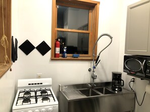 Fridge, microwave, oven, stovetop - Studio in the Heart of East Austin (Austin)
