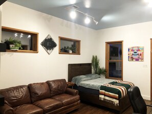 1 bedroom, desk, free WiFi, bed sheets - Studio in the Heart of East Austin (Austin)