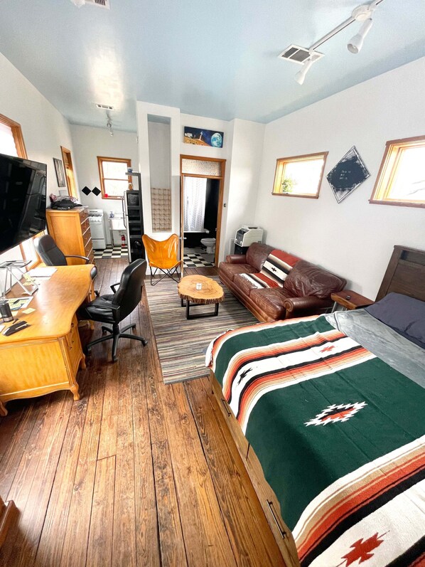 1 bedroom, desk, free WiFi, bed sheets