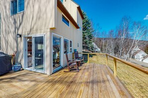 Terrace/patio - Mountain-view home with new deck, fireplace, W/D, & shared pool - walk to lifts (Warren)