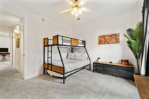 2 habitaciones, tabla de planchar con plancha, internet y ropa de cama