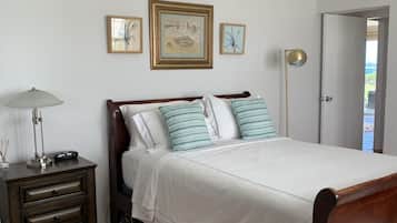 2 sovrum, värdeförvaringsskåp på rummet och skrivbord