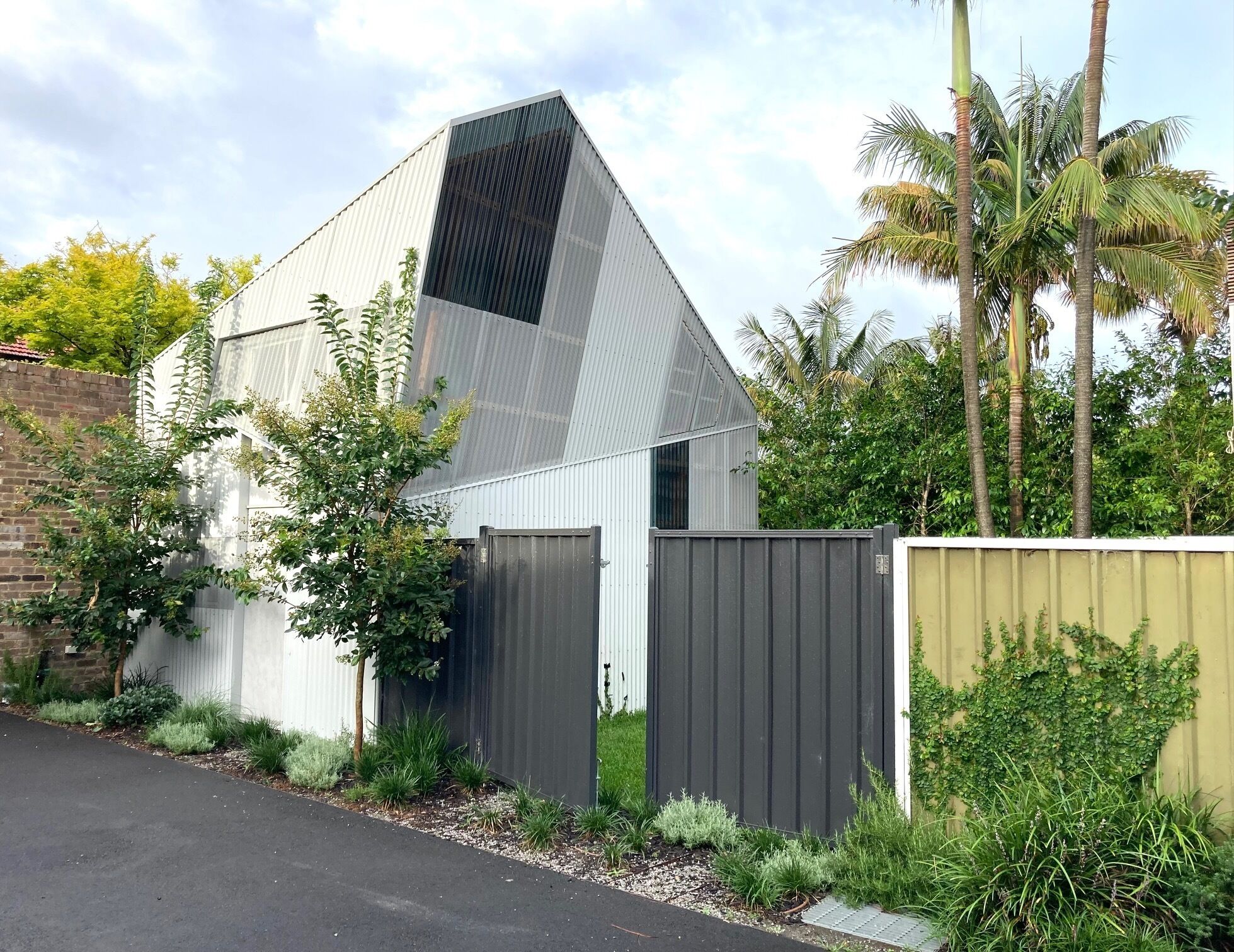 STYLISH ARCHITECTURAL - CENTENNIAL PK. Brilliant location: Quiet pretty central! — image 27