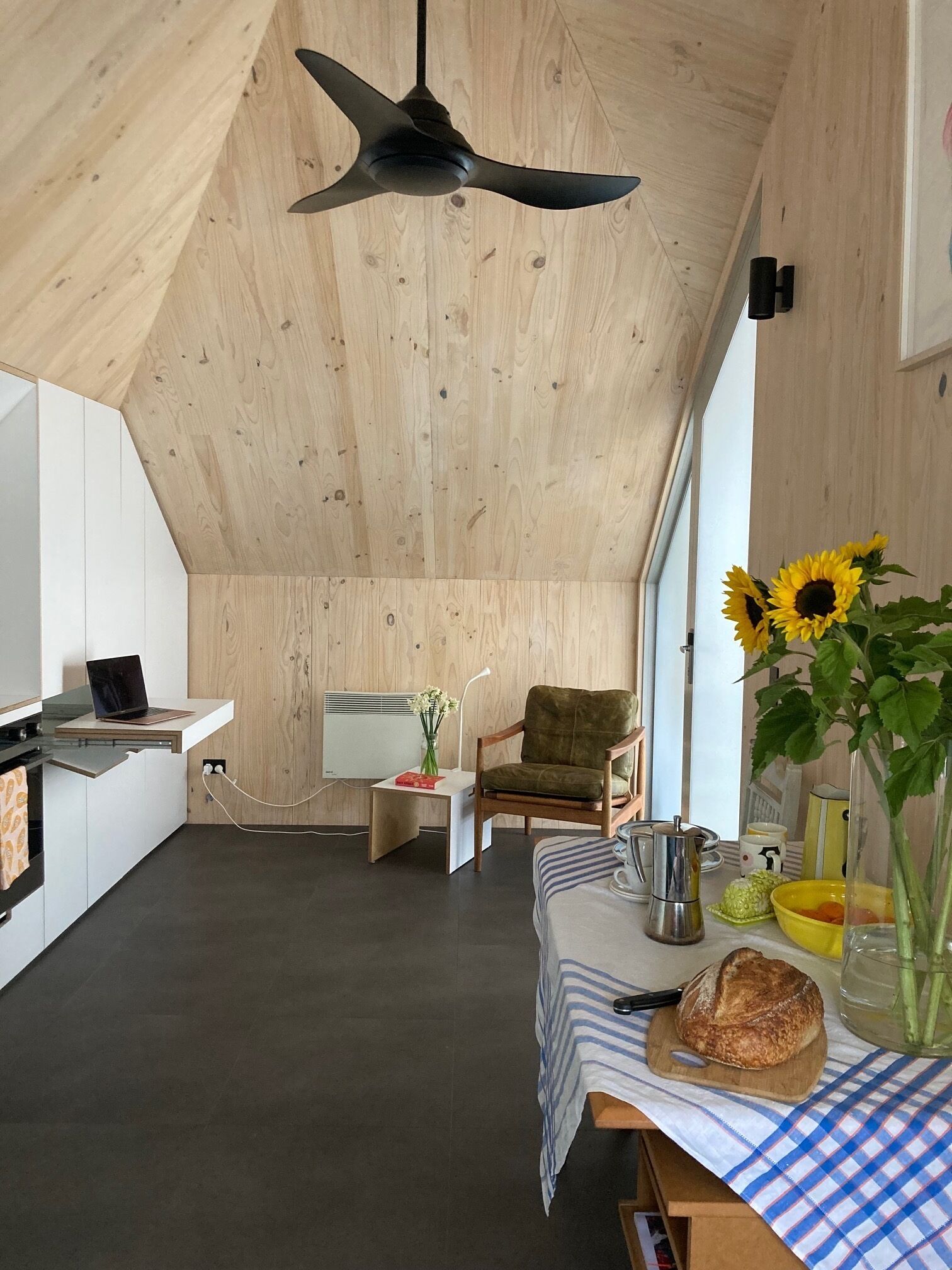 STYLISH ARCHITECTURAL - CENTENNIAL PK. Brilliant location: Quiet pretty central! — image 11