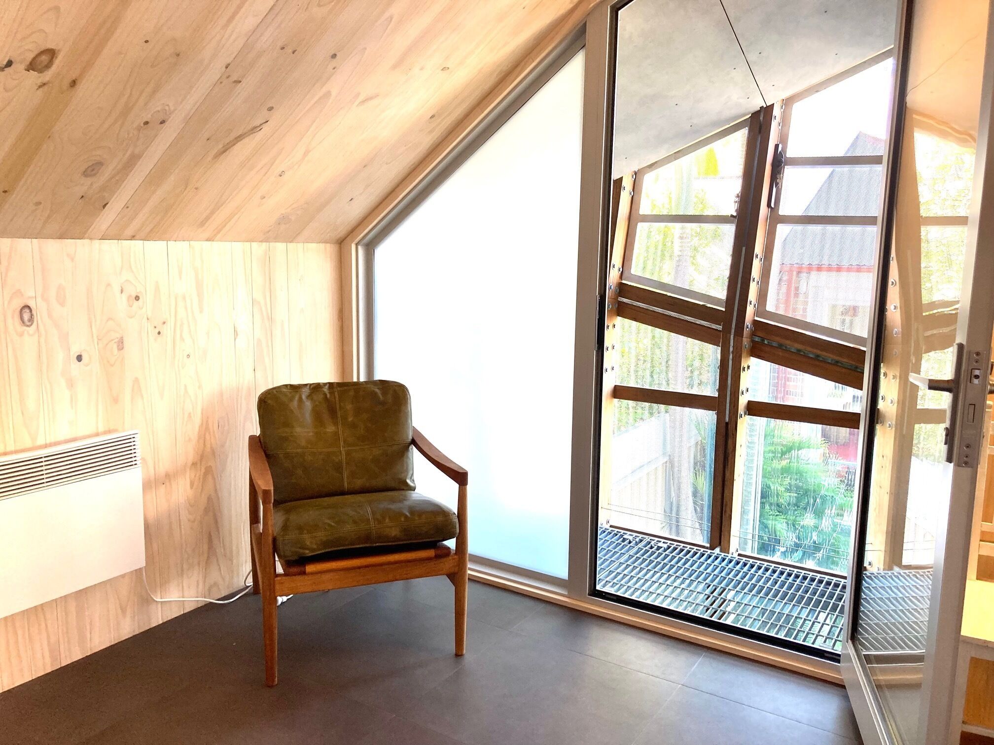 STYLISH ARCHITECTURAL - CENTENNIAL PK. Brilliant location: Quiet pretty central! — image 18