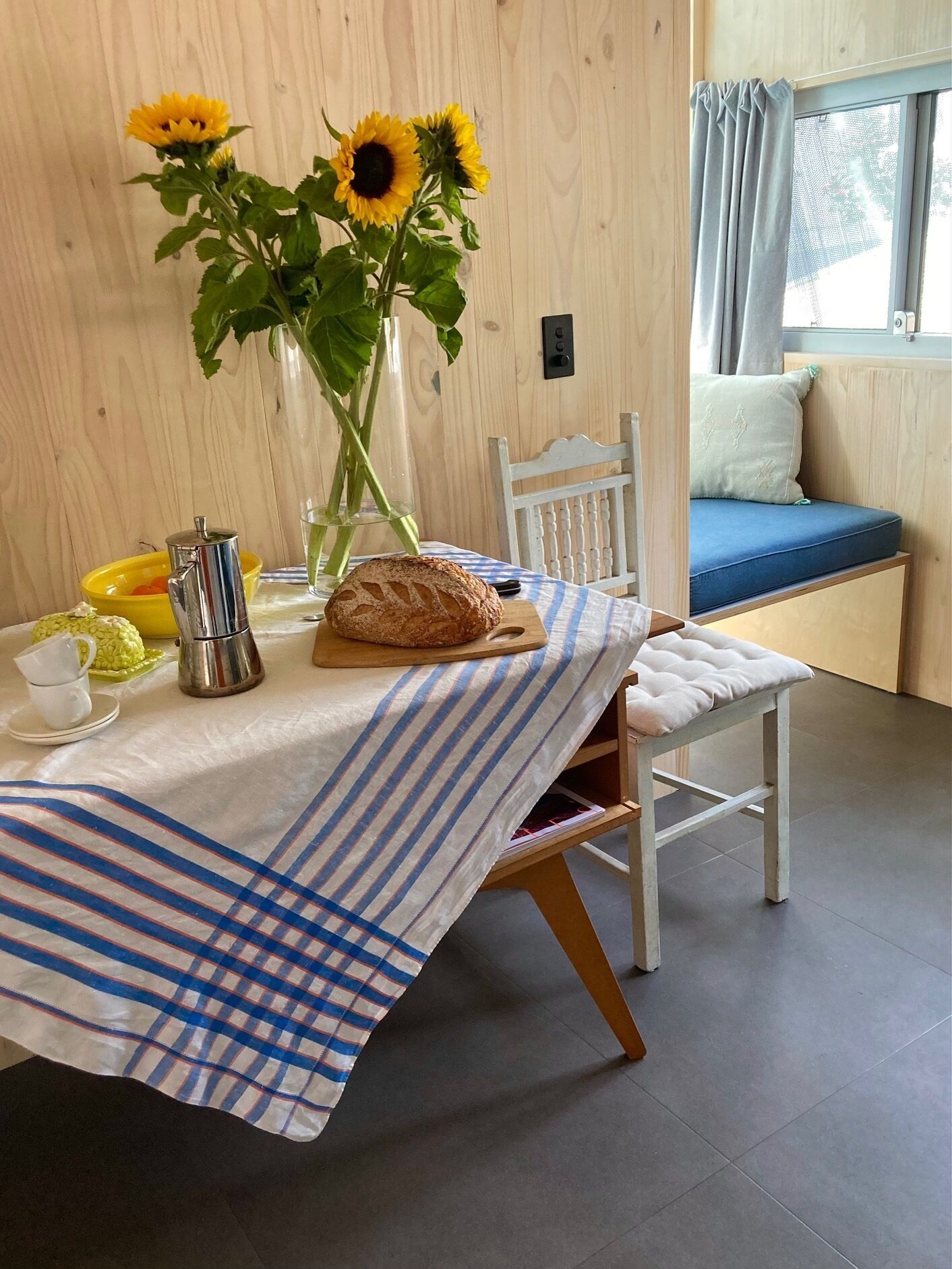 STYLISH ARCHITECTURAL - CENTENNIAL PK. Brilliant location: Quiet pretty central! — image 3