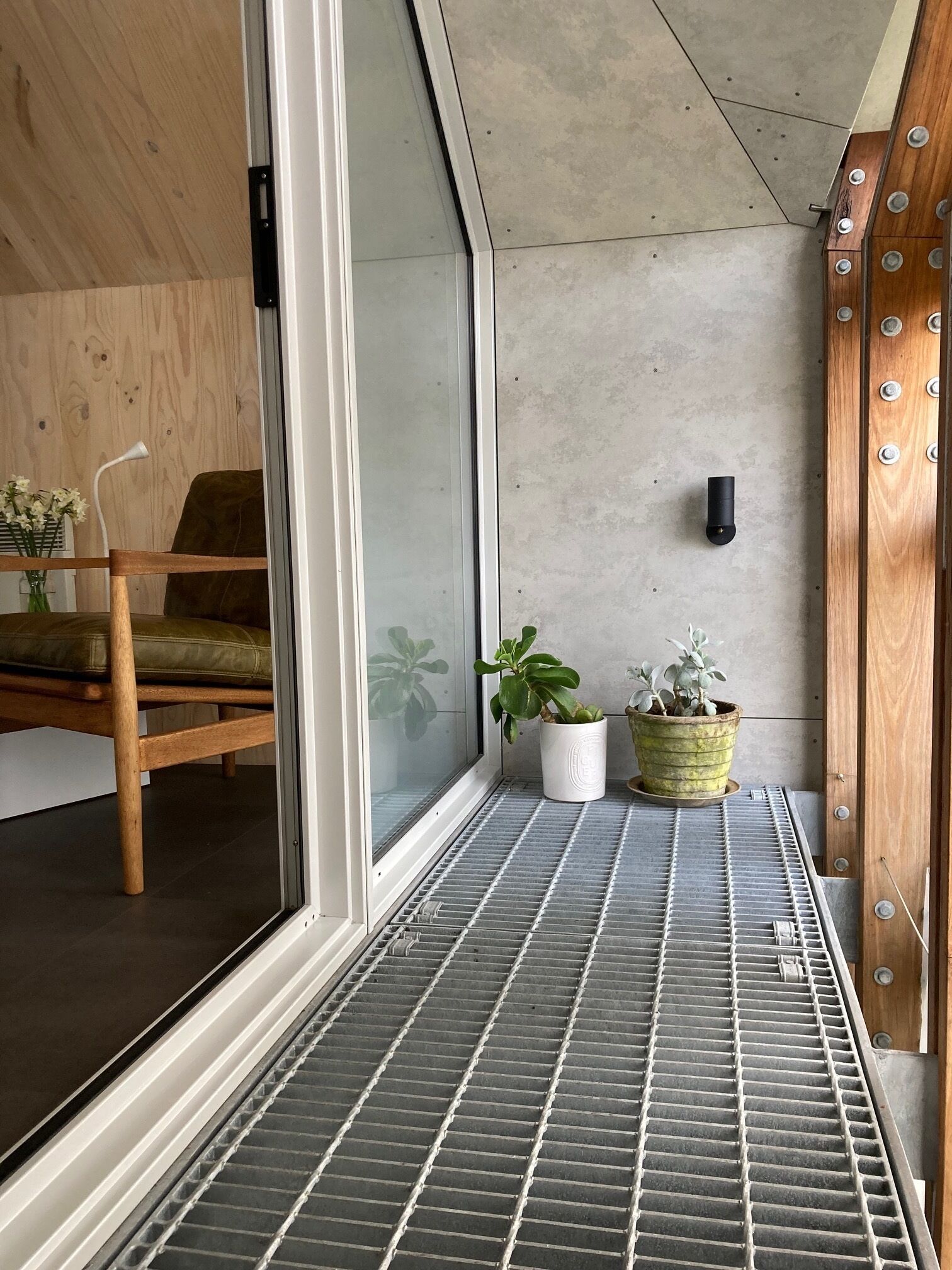 STYLISH ARCHITECTURAL - CENTENNIAL PK. Brilliant location: Quiet pretty central! — image 20