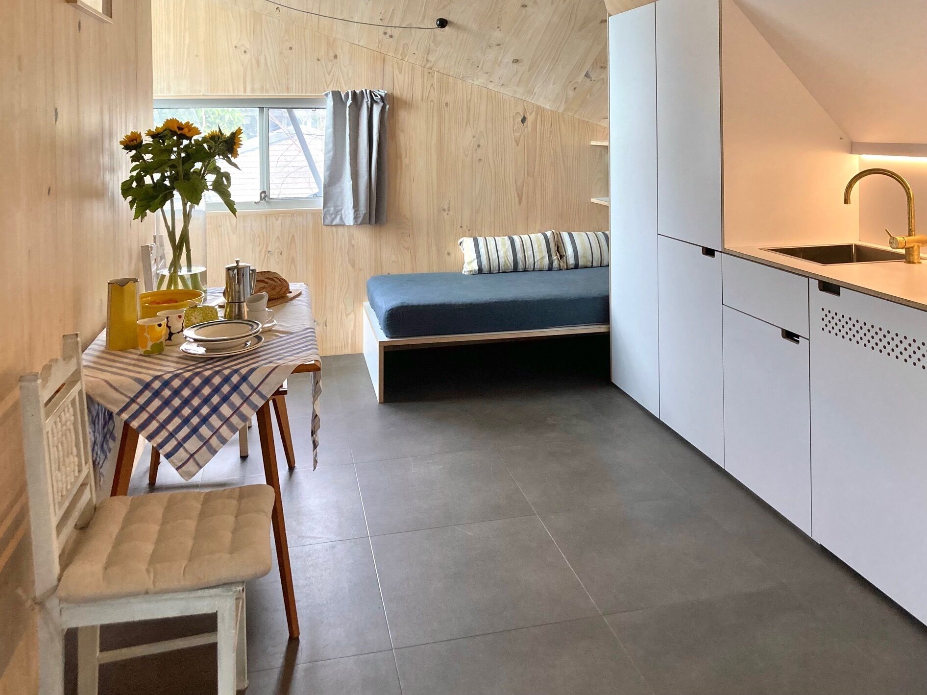 STYLISH ARCHITECTURAL - CENTENNIAL PK. Brilliant location: Quiet pretty central! — image 14