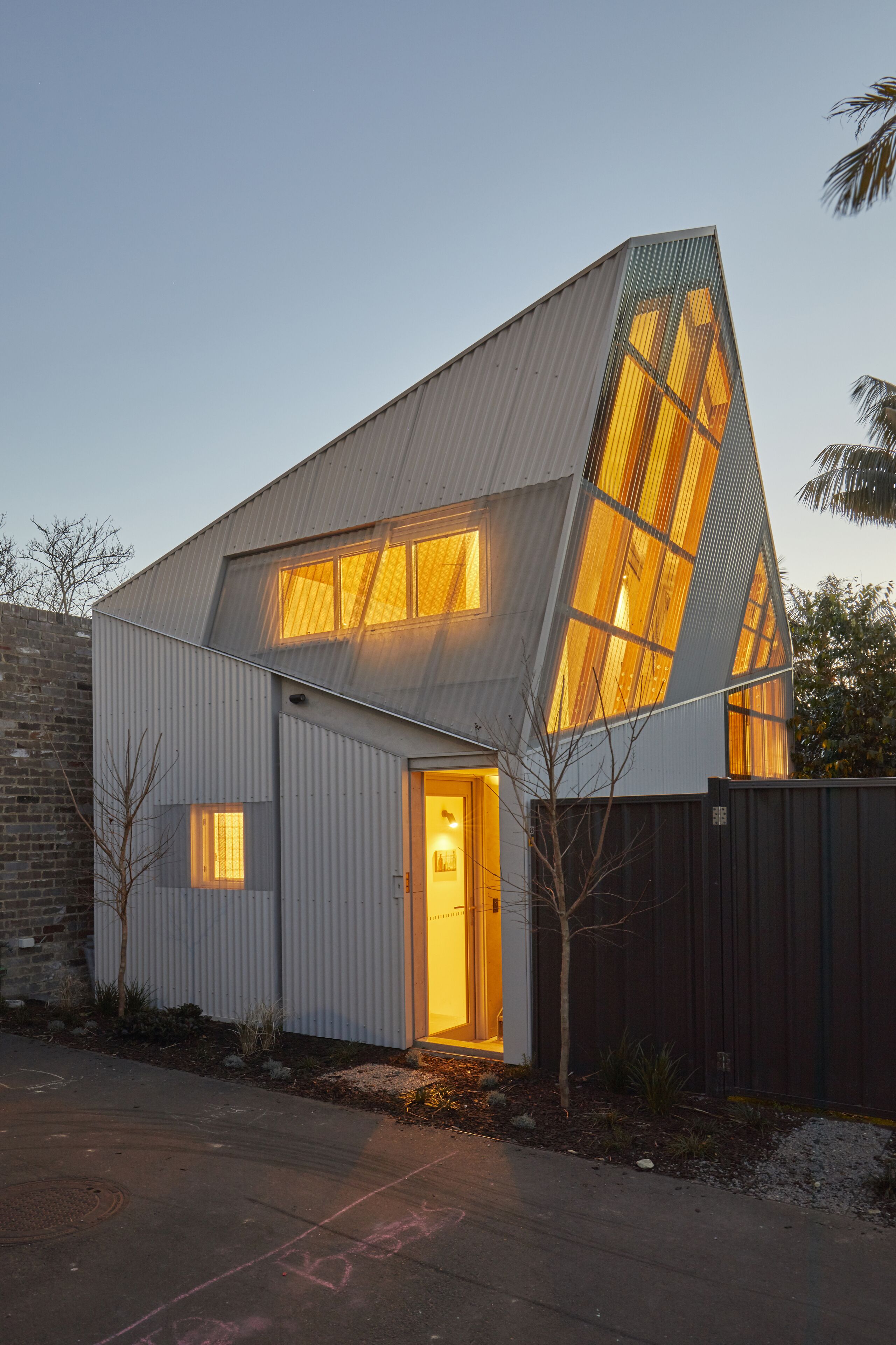 STYLISH ARCHITECTURAL - CENTENNIAL PK. Brilliant location: Quiet pretty central! — image 28